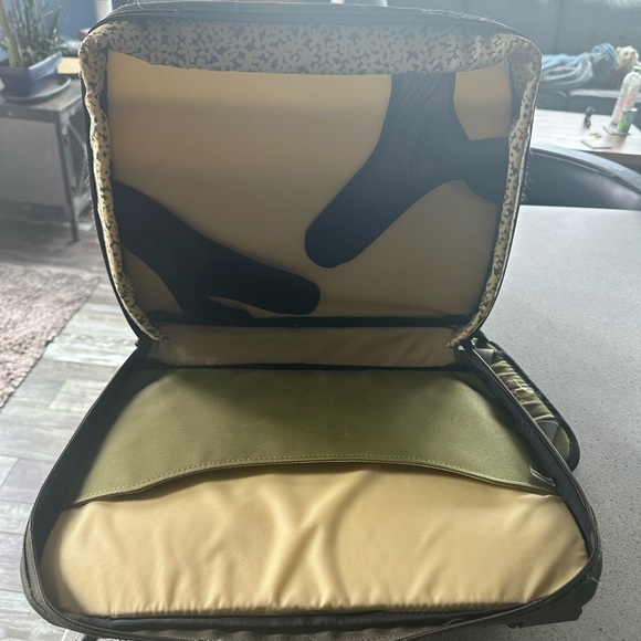 Sherpani double compartment laptop bag with extra pockets. Safe and comfy to use - Picture 5 of 9